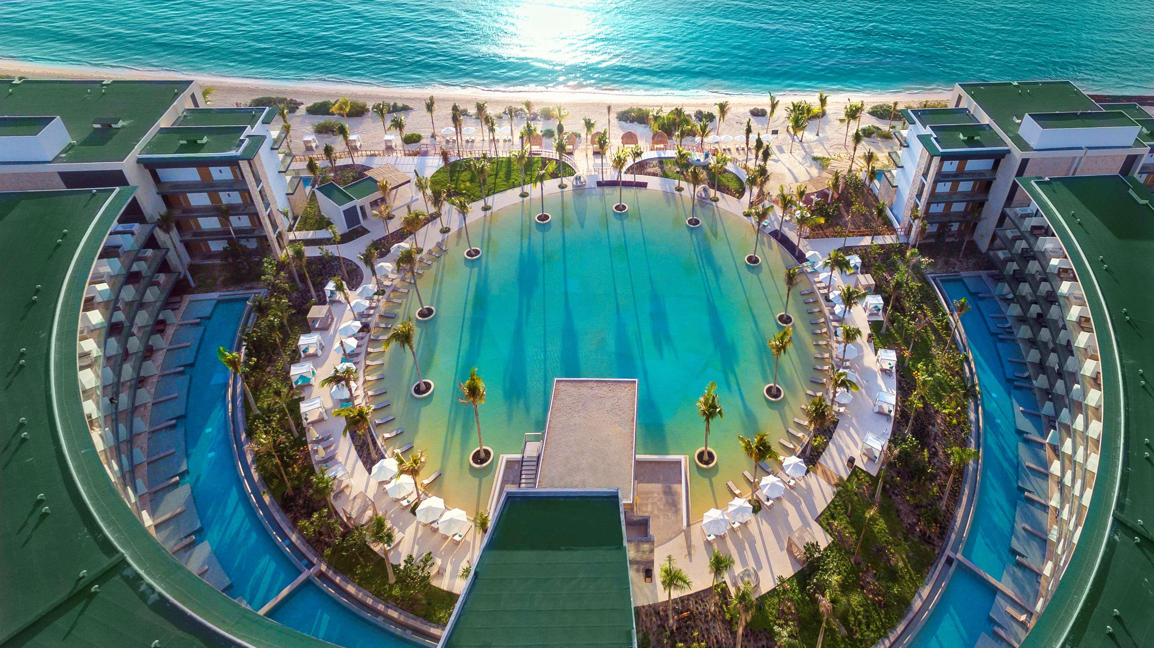 Haven Riviera Cancun (Adults Only) Alfredo V. Bonfil Kültér fotó Aerial view of the pool at the Atlantis Paradise Island