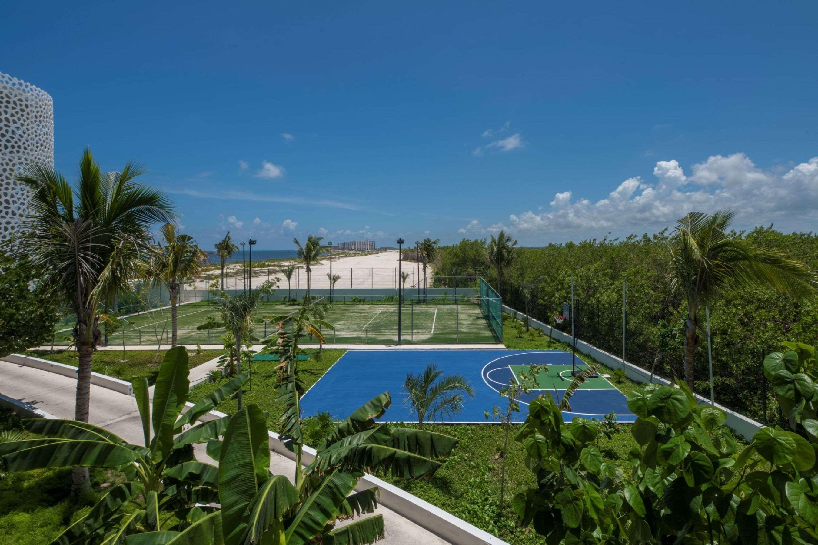 Haven Riviera Cancun (Adults Only) Alfredo V. Bonfil Kültér fotó Tennis and basketball courts