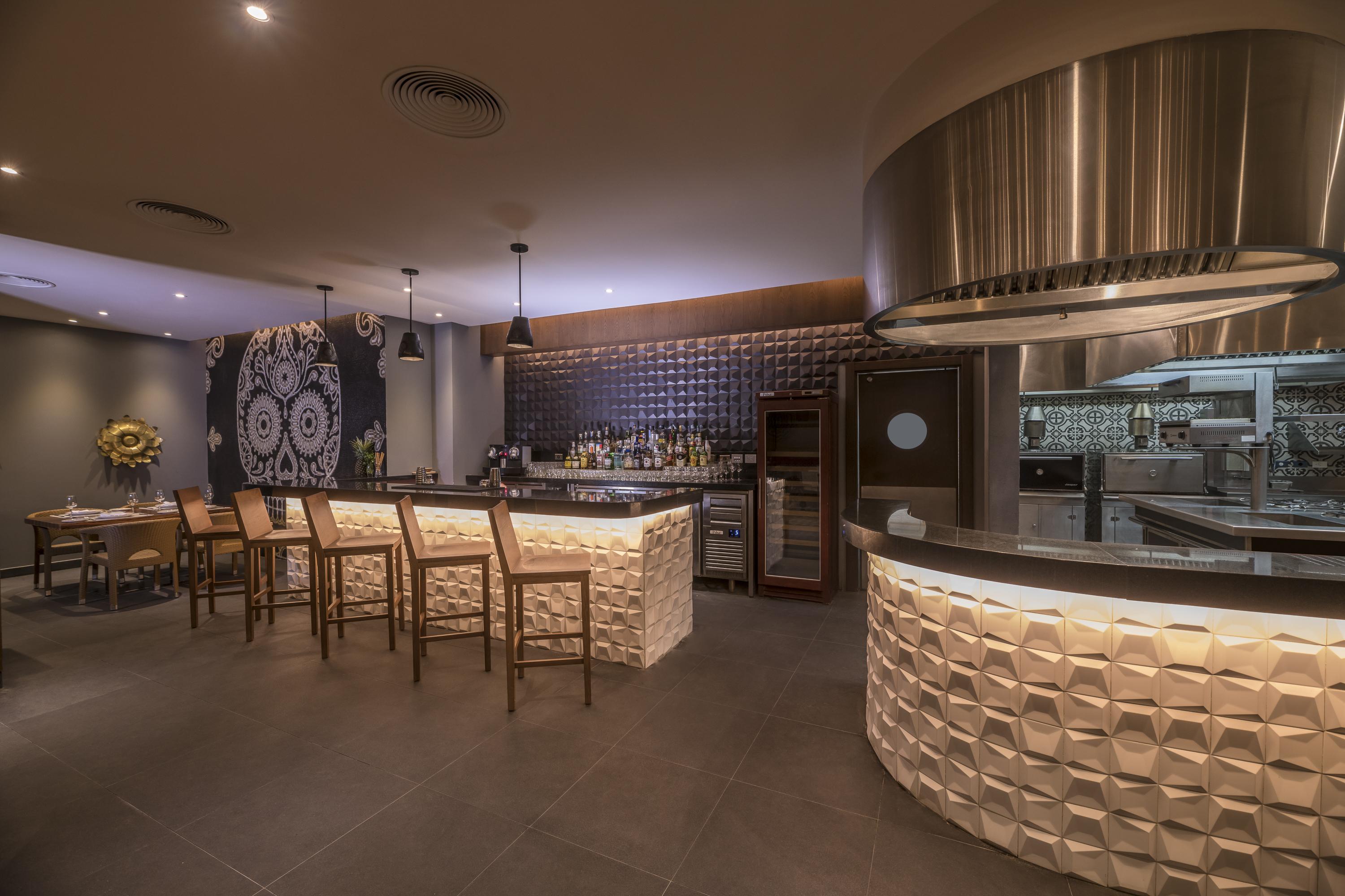 Haven Riviera Cancun (Adults Only) Alfredo V. Bonfil Kültér fotó The bar at the restaurant