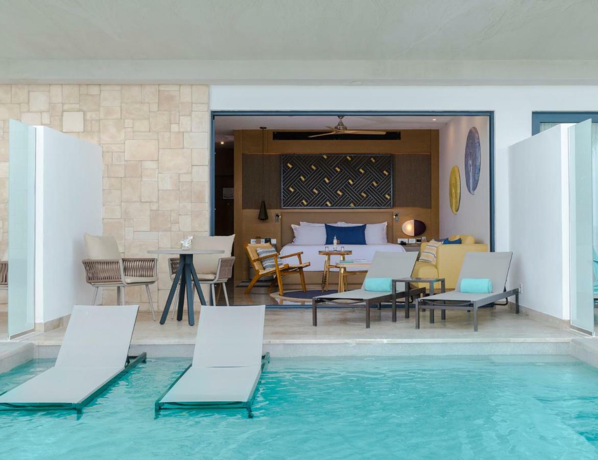 Haven Riviera Cancun (Adults Only) Alfredo V. Bonfil Kültér fotó A swim-up room at the Hard Rock Hotel